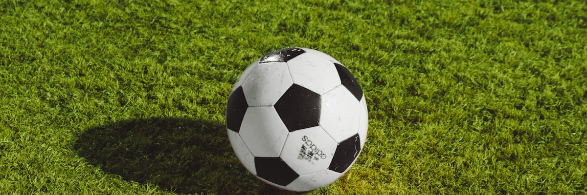 足球比赛战术分析图示 - 球员跑位与传球路线